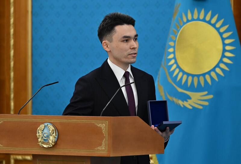 ГЛАВА ГОСУДАРСТВА ВРУЧИЛ КЛЮЧИ ОТ КВАРТИР МОЛОДЫМ УЧЕНЫМ