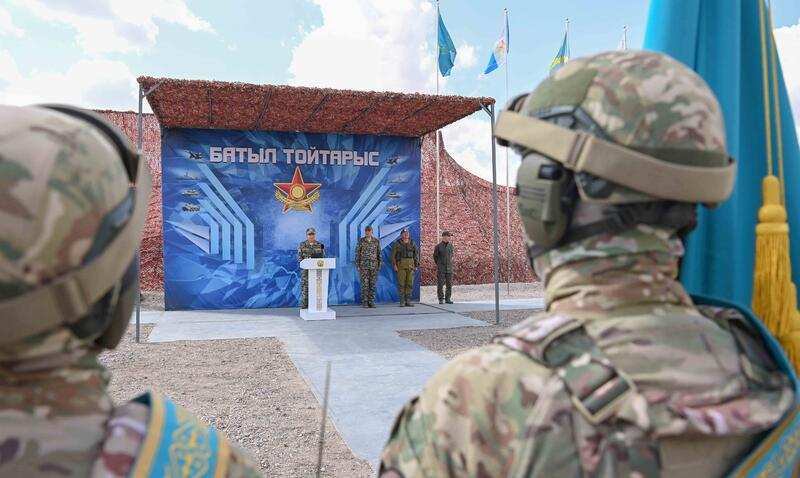 Глава государства посетил стратегические командно-штабные военные учения «Батыл тойтарыс-2023»