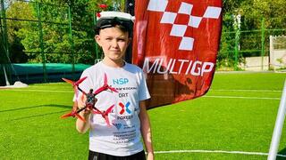 Школьник из Караганды признан лучшим пилотом дрона в стране