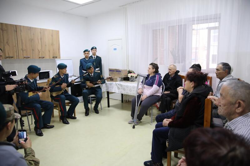 В Астане кадеты военного колледжа поздравили пожилых людей с праздником