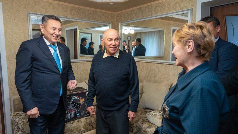 Аким ВКО побывал в гостях у ветерана труда Василия Ахаева