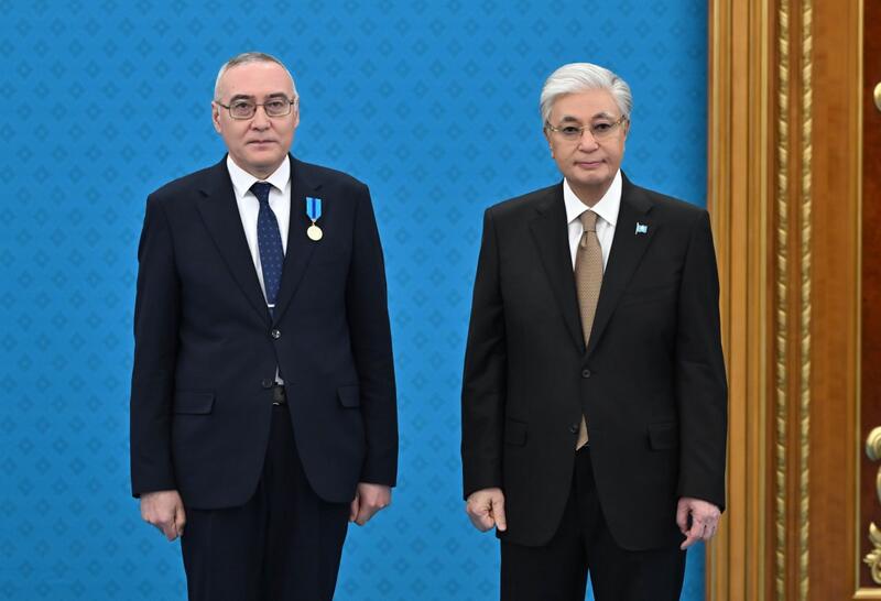 ГЛАВА ГОСУДАРСТВА ВРУЧИЛ КЛЮЧИ ОТ КВАРТИР МОЛОДЫМ УЧЕНЫМ