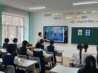 Школьники проходят занятия по разъяснению норм новой Конституции