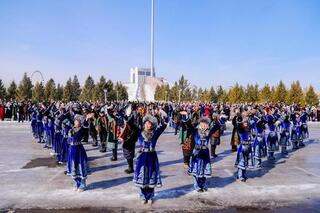 Наурызнама: свыше 500 работников культуры в национальных костюмах вышли на флешмоб в Астане