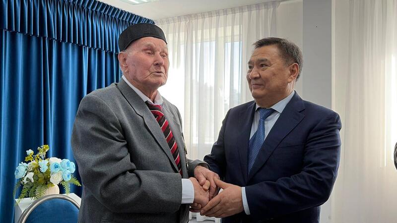Аким области Марат Ахметжанов поздравил долгожителя в Щучинске