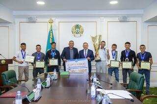 Бейбит Исабаев принял победителей республиканского марафона-байги «Ұлы дала жорығы»