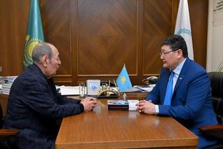 Аким области встретился с писателем Ролланом Сейсенбаевым