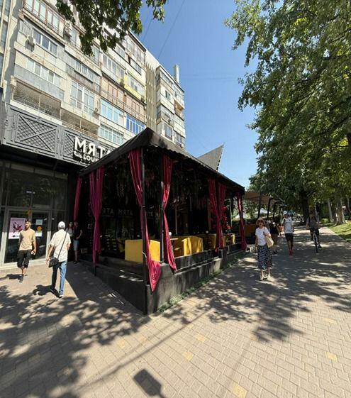 В Алматы снесли летнее кафе в центре города