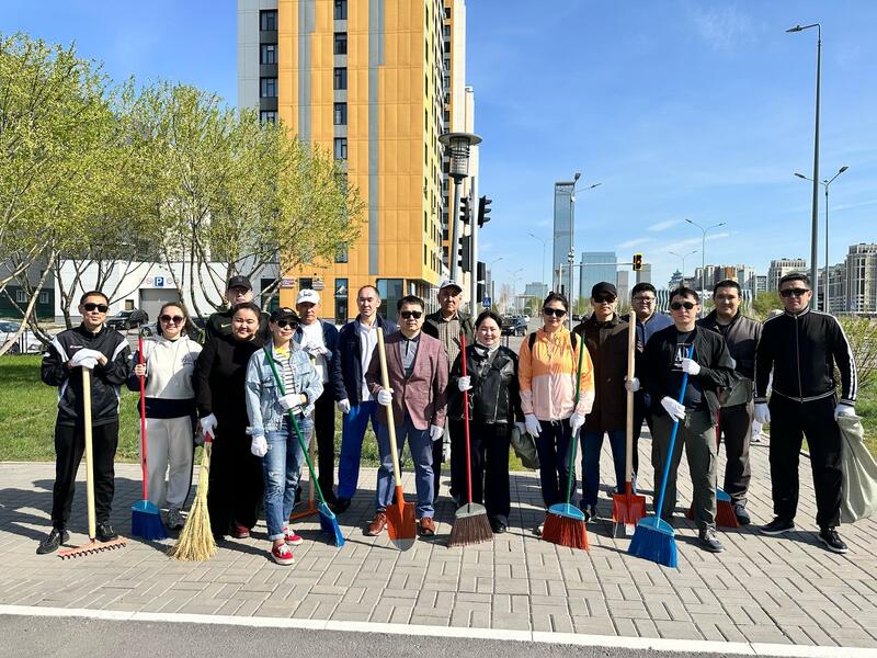 Командой - за чистоту: сотрудники МНЭ провели субботник в Ботаническом саду