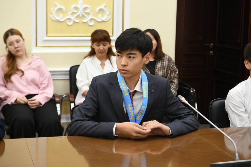 Нариман Турегалиев встретился с победителями международного чемпионата по робототехнике в США