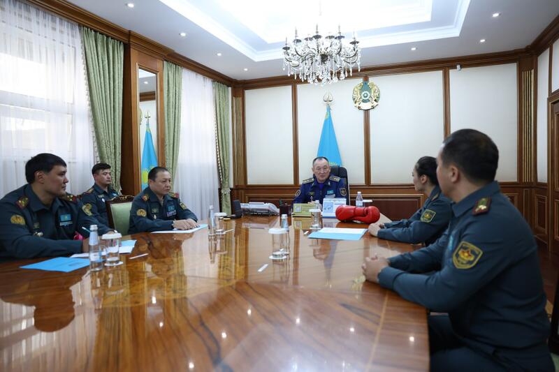 Министр обороны наградил медалью двукратную чемпионку мира по боксу