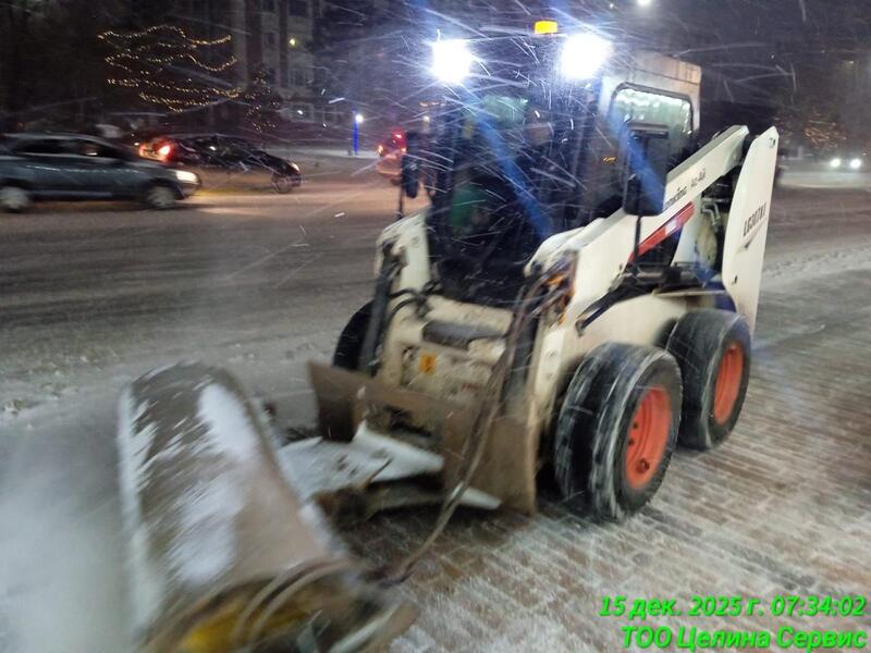 Более 3 000 дорожных рабочих и около 1 500 единиц спецтехники задействованы в снегоуборочных работах в Астане