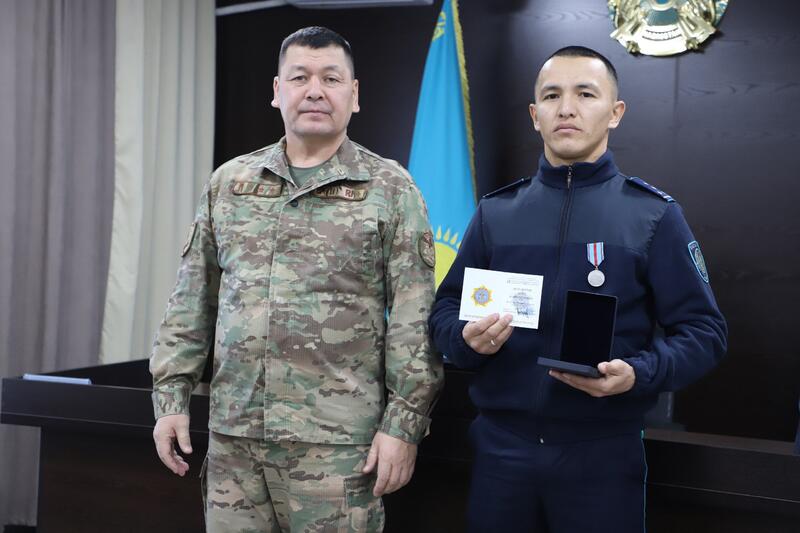 В области Ұлытау награждены полицейские за спасение детей при пожаре