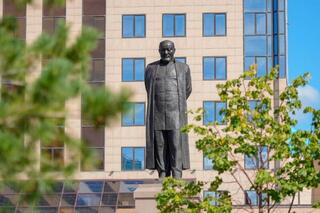 В Астане состоялась церемония возложения цветов к памятнику Абая с участием Министра просвещения Гани Бейсембаева