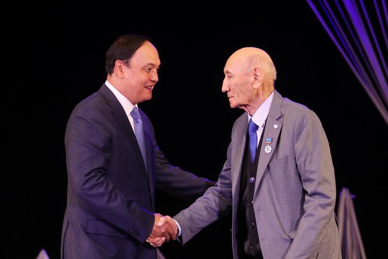 Аким Жамбылской области поздравил писателя и драматурга Елена Алимжана с 80-летием