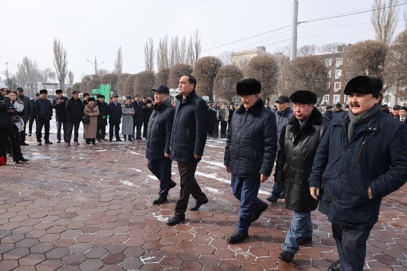 В Таразе состоялась церемония возложения цветов к памятнику Жамбылу Жабаеву