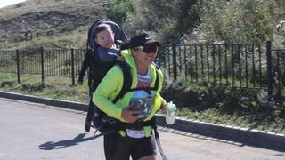 12 км с годовалым сыном за спиной: казахстанка с ребёнком приняла участие в трейловом забеге в Каркаралинске