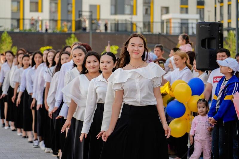 В столичной «Комфортной школе» провели первый выпускной