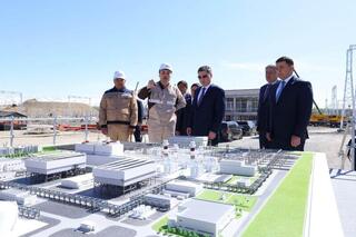 Олжас Бектенов проверил реализацию поручений Президента по строительству электростанции в Туркестанской области