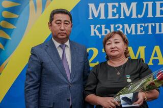 Айдарбек Сапаров поздравил государственных служащих с профессиональным праздником