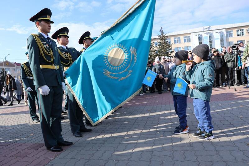 В Рудном состоялась торжественная церемония поднятия Государственного Флага Республики Казахстан в честь Дня Республики