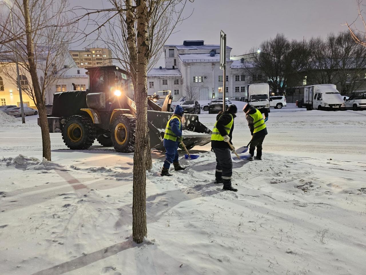 В Астане продолжается уборка снега: задействованы почти 1 300 единиц спецтехники
