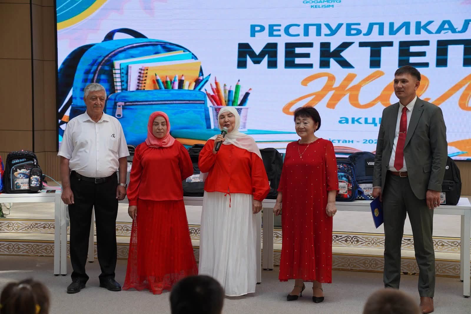 ТҮРКІСТАНДА 100-ГЕ ЖУЫҚ ОҚУШЫҒА МЕКТЕП ҚҰРАЛДАРЫ ТАБЫСТАЛДЫ