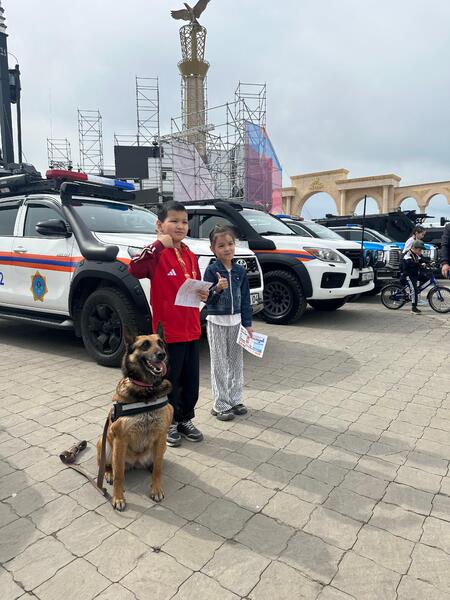 В Актюбе ко Дню защиты детей спасатели провели выставку техники и акцию по безопасности