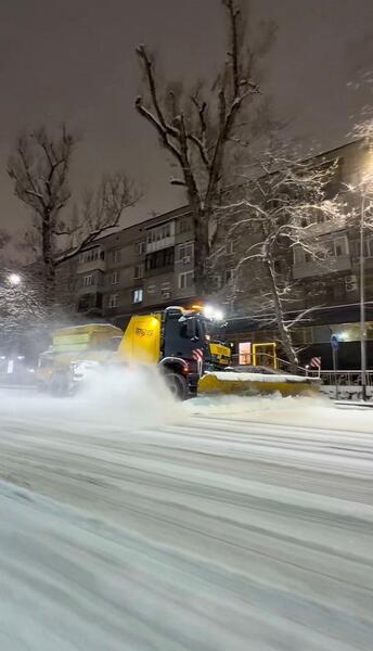 В Алматы продолжается снегопад: коммунальные службы работают без перерыва