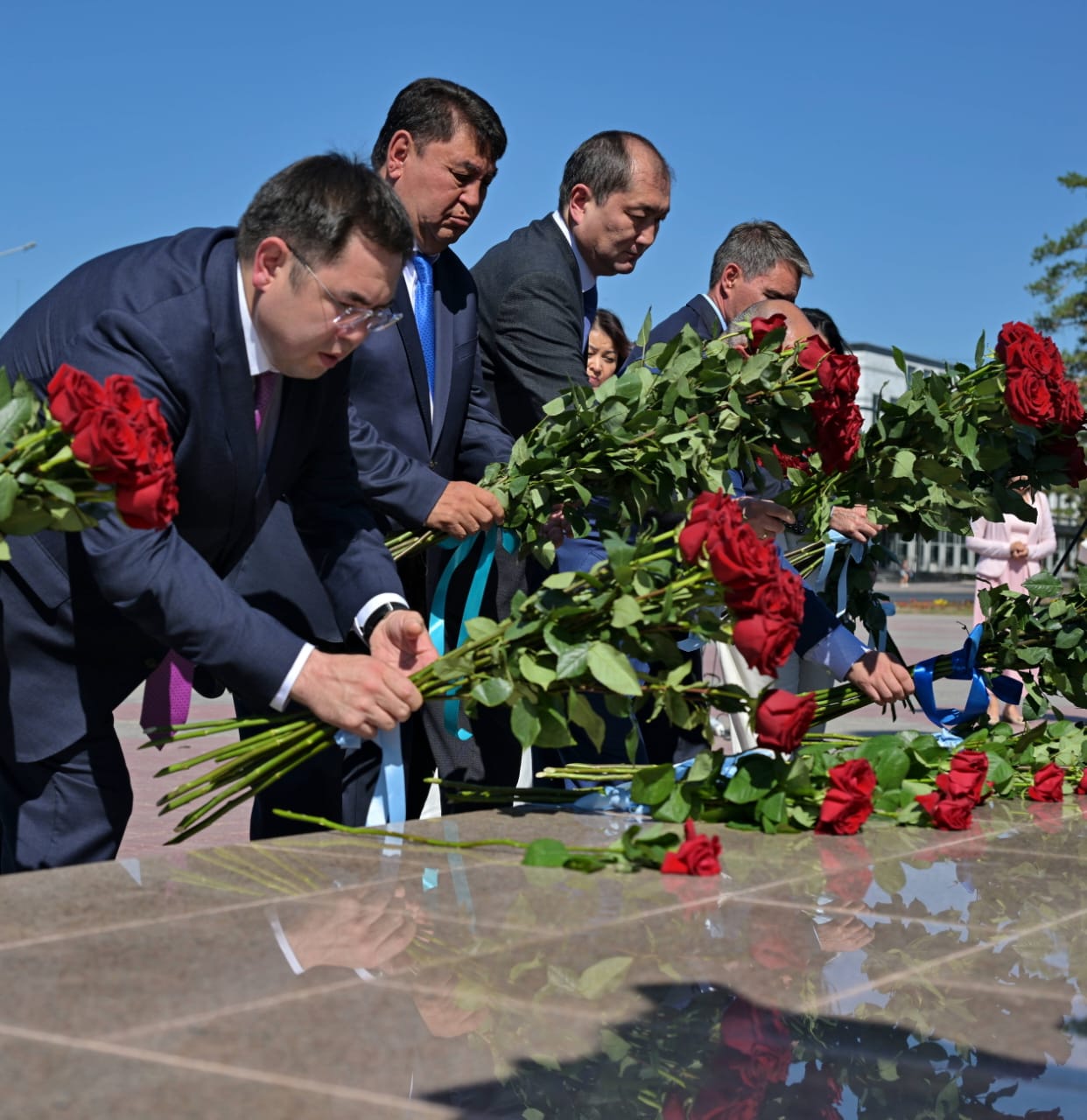 В день рождения Абая в Павлодаре возложили цветы к памятнику великому поэту