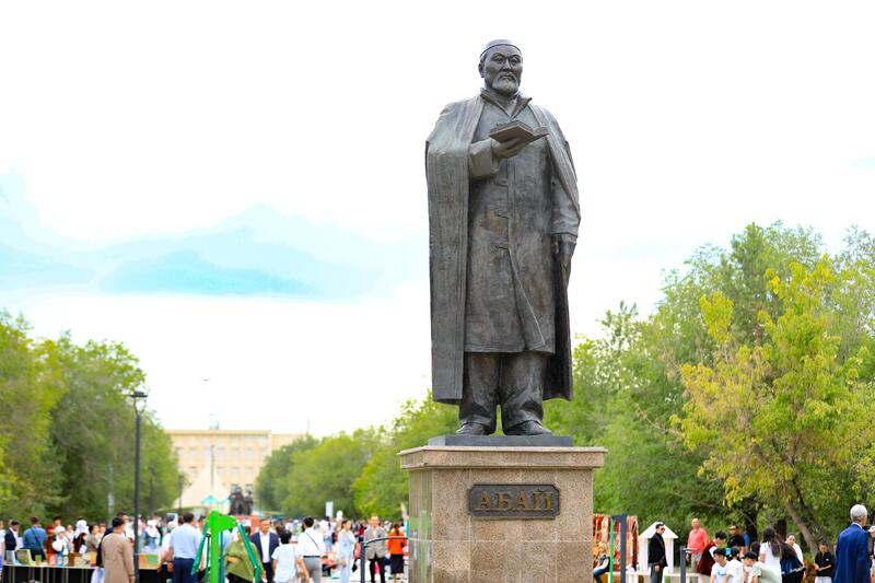 Актобе празднуют 180-летие великого Абая