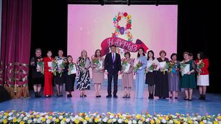 Ануар Кумпекеев поздравил женщин-педагогов с 8 марта