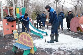 В Усть-Каменогорске прошёл субботник в парке имени Жамбыла Жабаева