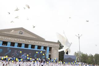 В честь 9 Мая в области Жетісу хор из 150 человек исполнил на двух языках песню «День Победы»