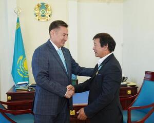 Аким ВКО поздравил работника культуры, награжденного Главой государства высокой наградой