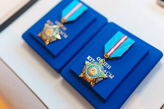 Аким ВКО вручил награды работникам сферы транспорта региона