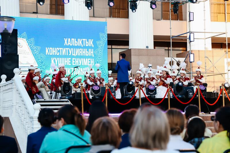 Первые экземпляры Новой Конституции вручили активным молодым людям Атырау