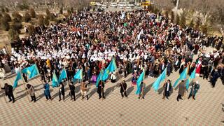 Около 5 000 атыраусцев вышли на праздничный парад в День национальной одежды