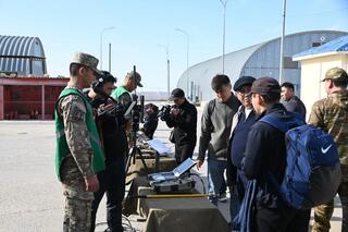 В воинских частях Актау и Бейнеу побывали столичные журналисты