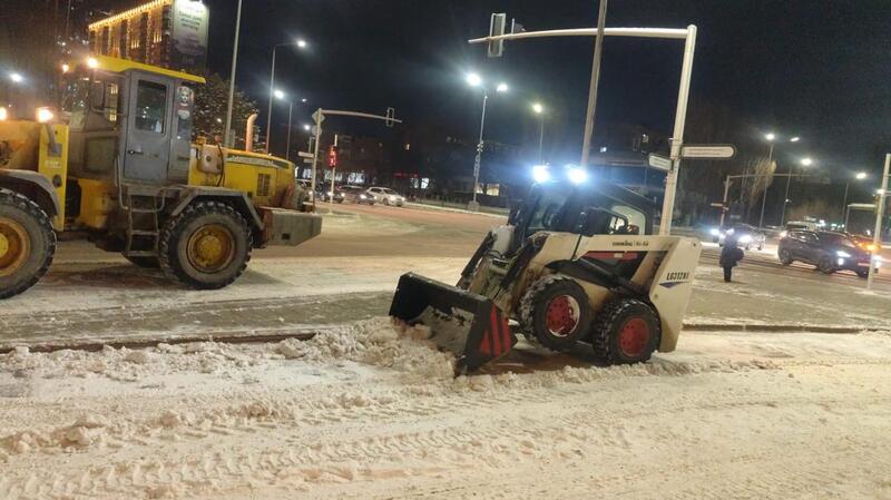 Свыше тысячи единиц спецтехники вышли на уборку снега в Астане в ночную смену