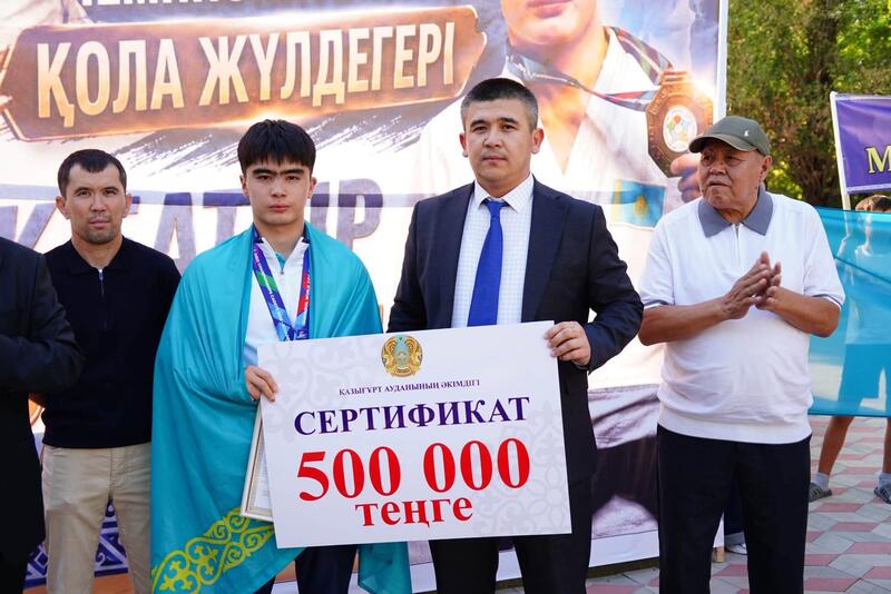 ТҮРКІСТАН: ҚАЗЫҒҰРТТЫҚТАР ӘЛЕМ ЧЕМПИОНАТЫНЫҢ ЖҮЛДЕГЕРІНЕ ҚҰРМЕТ КӨРСЕТТІ
