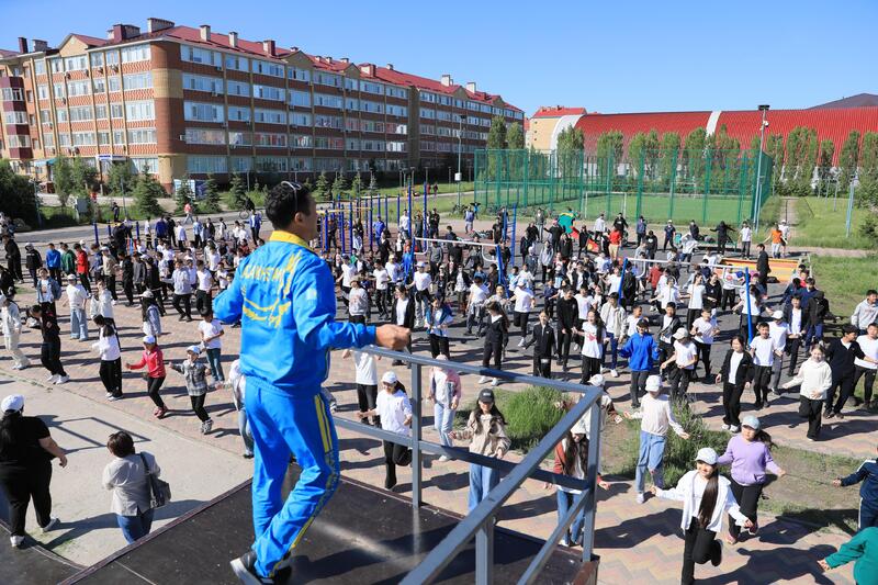 Более 200 школьников вместе сделали утреннюю зарядку
