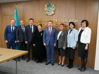 Министр юстиции Ерлан Сарсембаев в честь Дня адвокатуры наградил представителей адвокатского сообщества