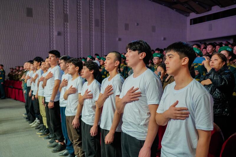 «Защита Родины — дело настоящих мужчин!»: в Астане проводили в армию очередную группу молодых людей