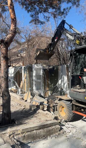 В Алматы снесли очередной незаконный объект