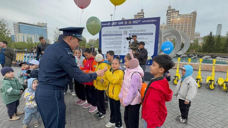 Безопасность и экологичность: промоакцию в поддержку электросамокатов провели в Астане