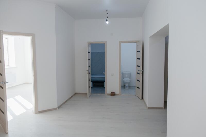 В Атырау в честь Дня города жителям аварийных домов вручили ключи от новых квартир