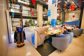 В Астане робот встречал гостей в чапане