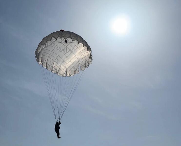 Курсанты военного института впервые выполнили учебные прыжки с парашютом