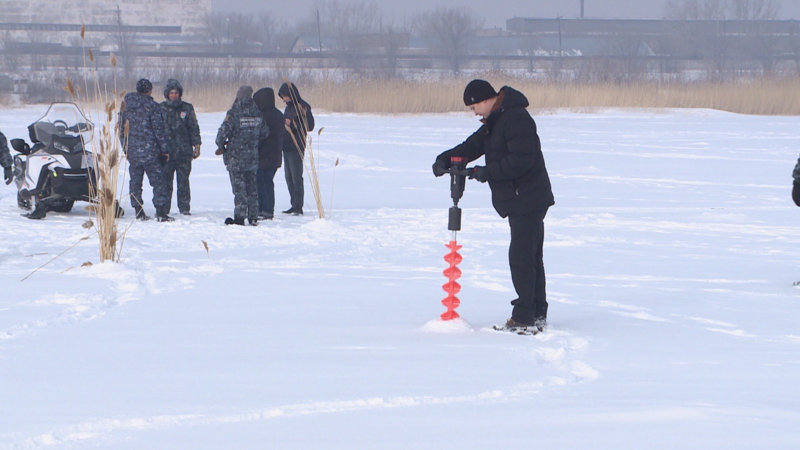 Чтобы рыба пережила зиму: на водоёмах Карагандинской области проводят противозаморные работы